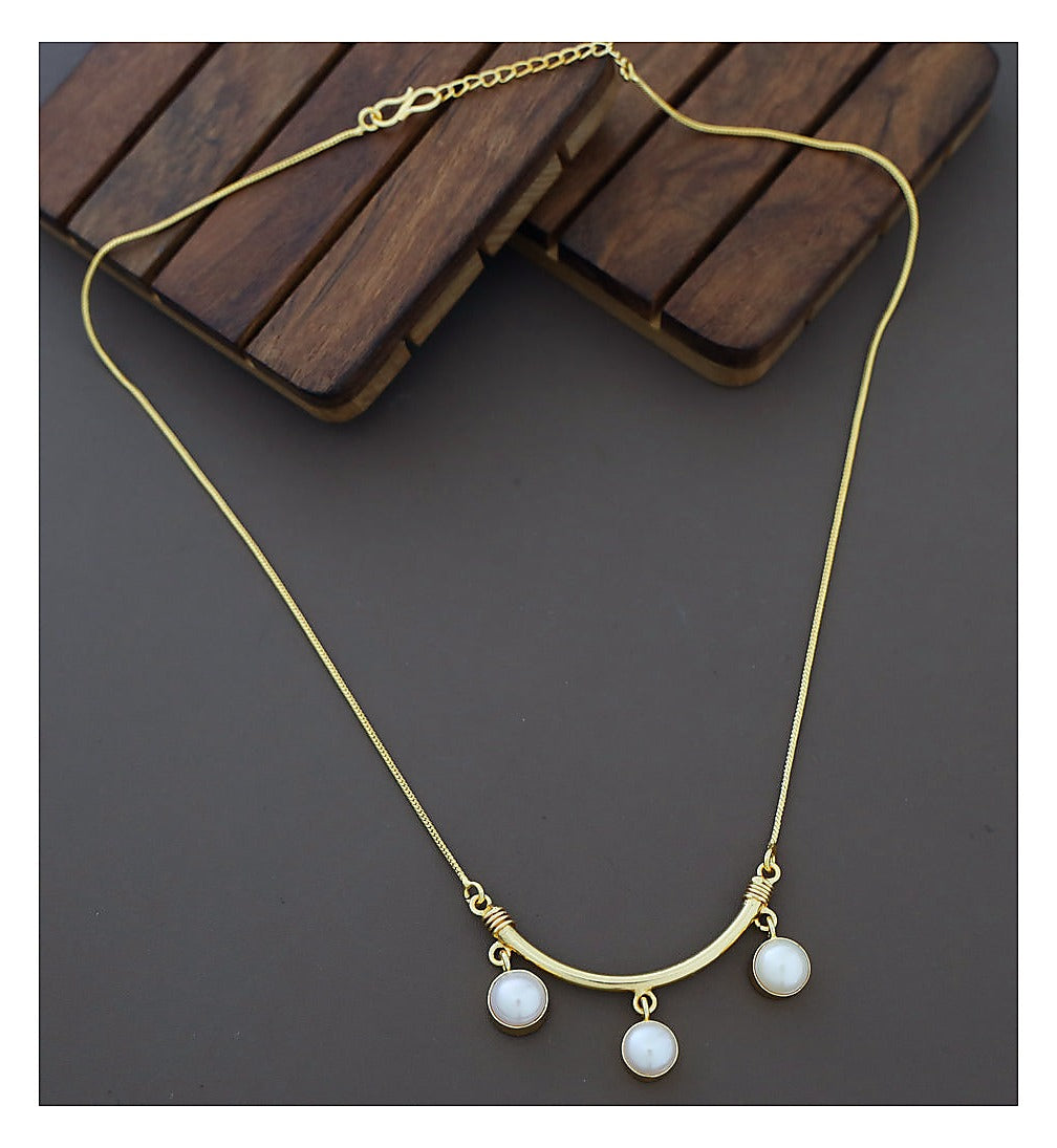 Moon Pearl Neckpiece - Gold-Toned