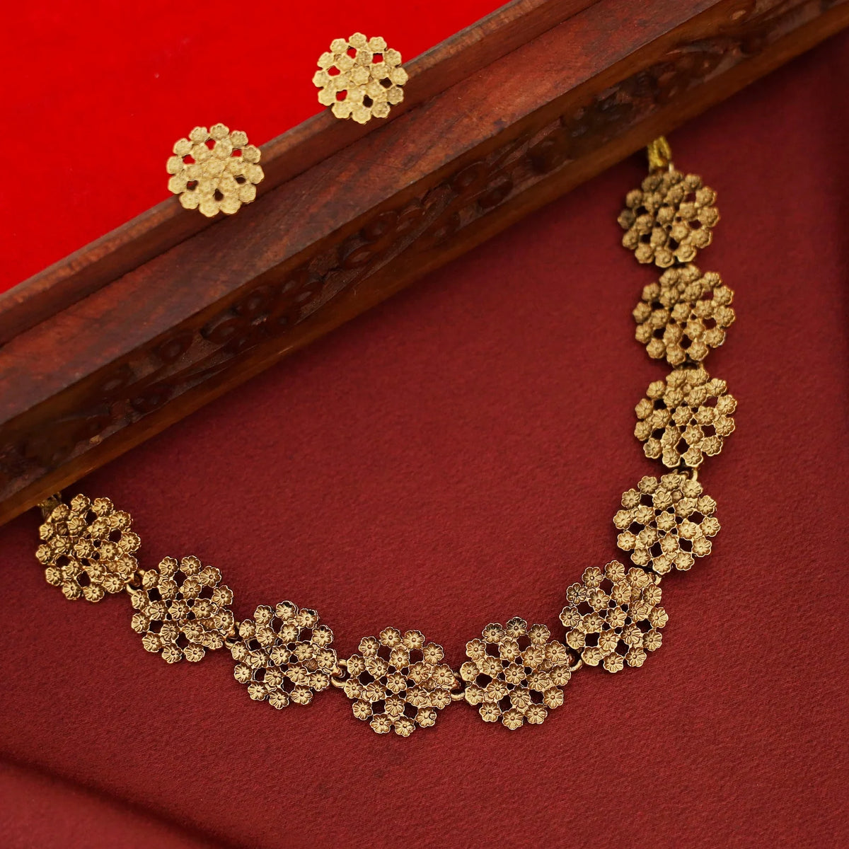 Cluster Flower Choker/ Short Neckpiece With Stud