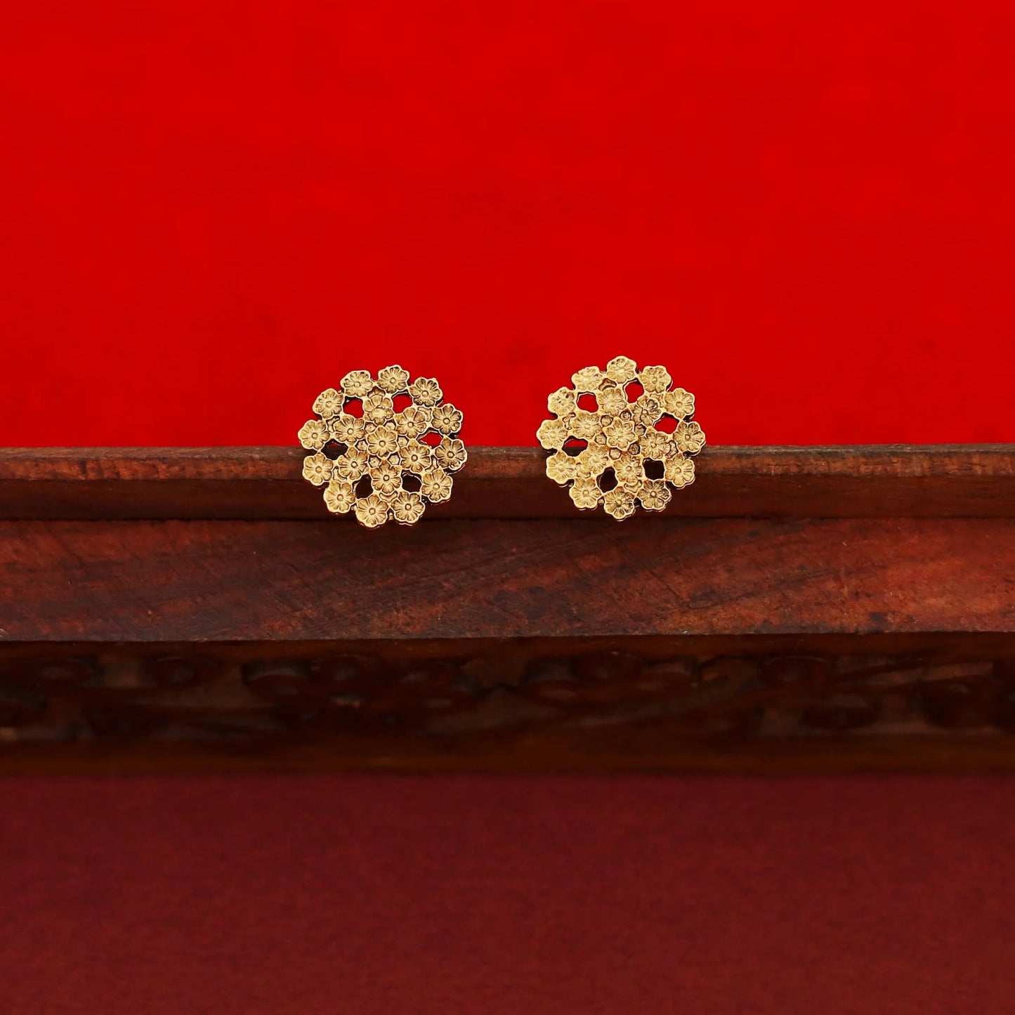 Cluster Flower Choker/ Short Neckpiece With Stud