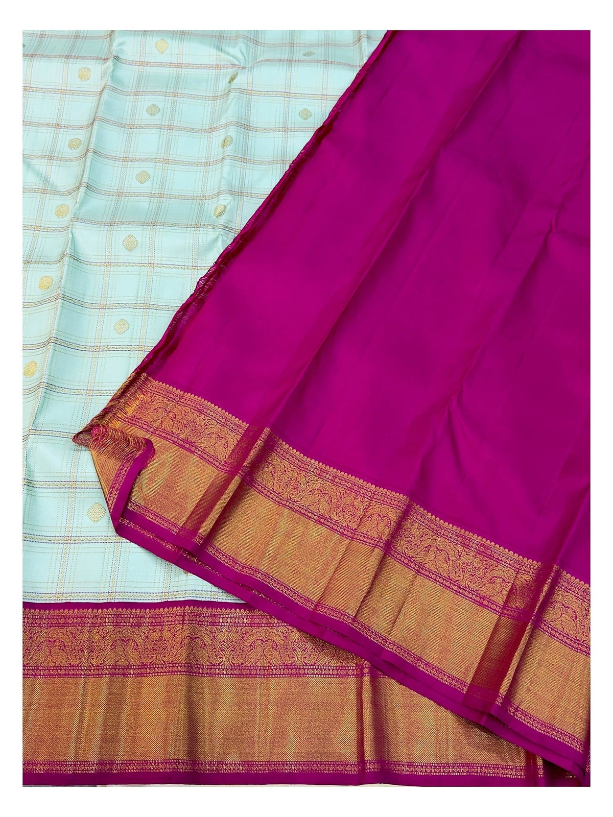 Contrast magenta pallu and gold-toned border of handwoven Kanchipuram silk saree