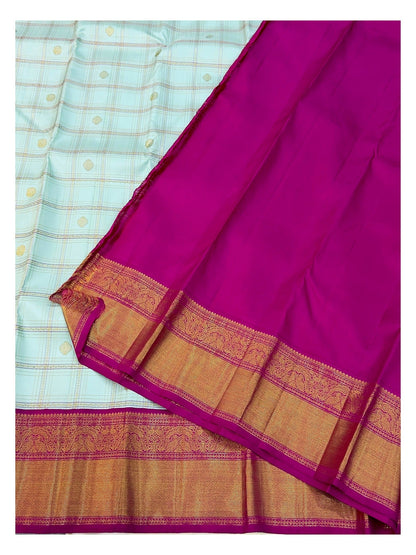 Contrast magenta pallu and gold-toned border of handwoven Kanchipuram silk saree
