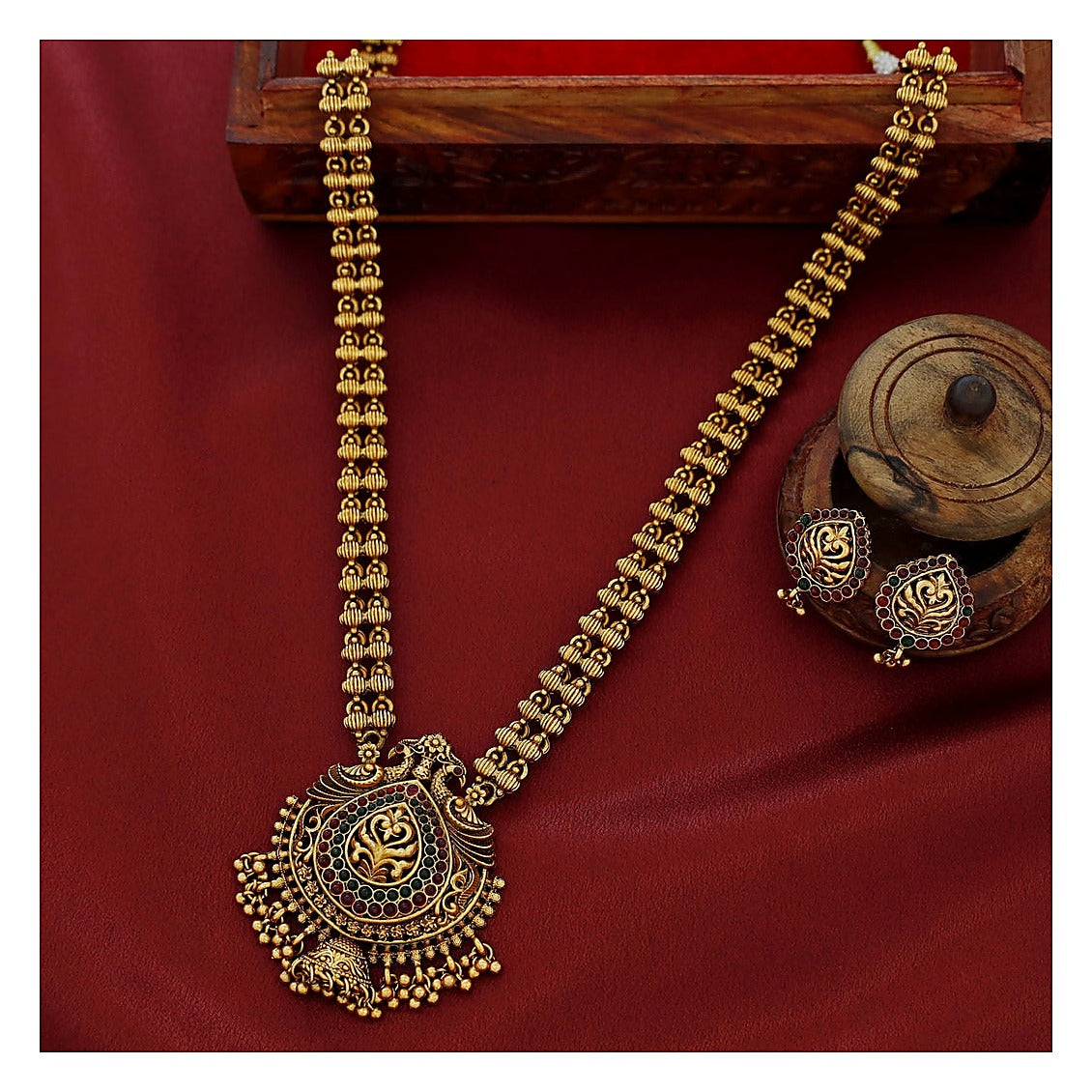 long-haram-necklace-set-antique-gold-tone-with-red-and-green-stone-detail-image-4-04.jpg
