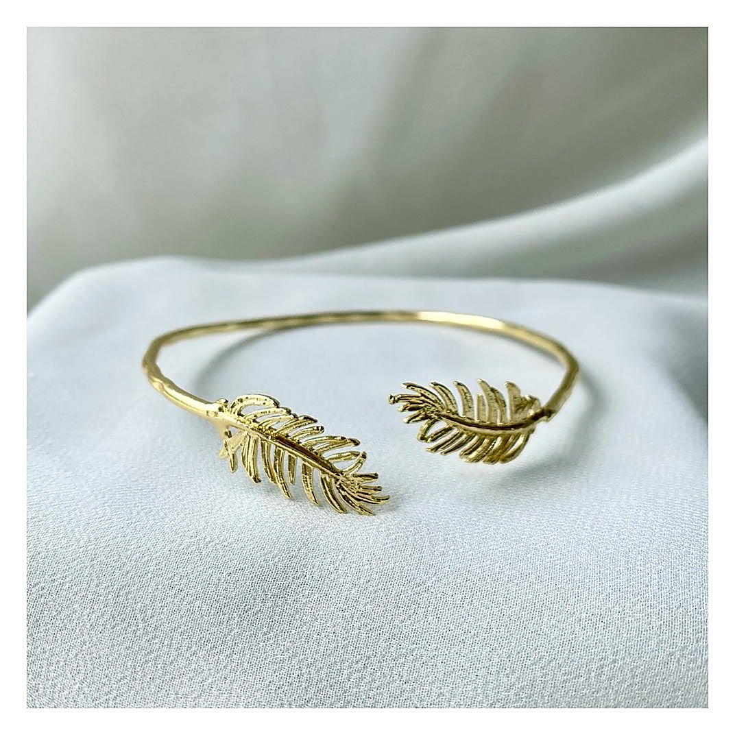 open-cuff-bangle-gold-tone-with-leaf-motif-ends-front-01.jpg
