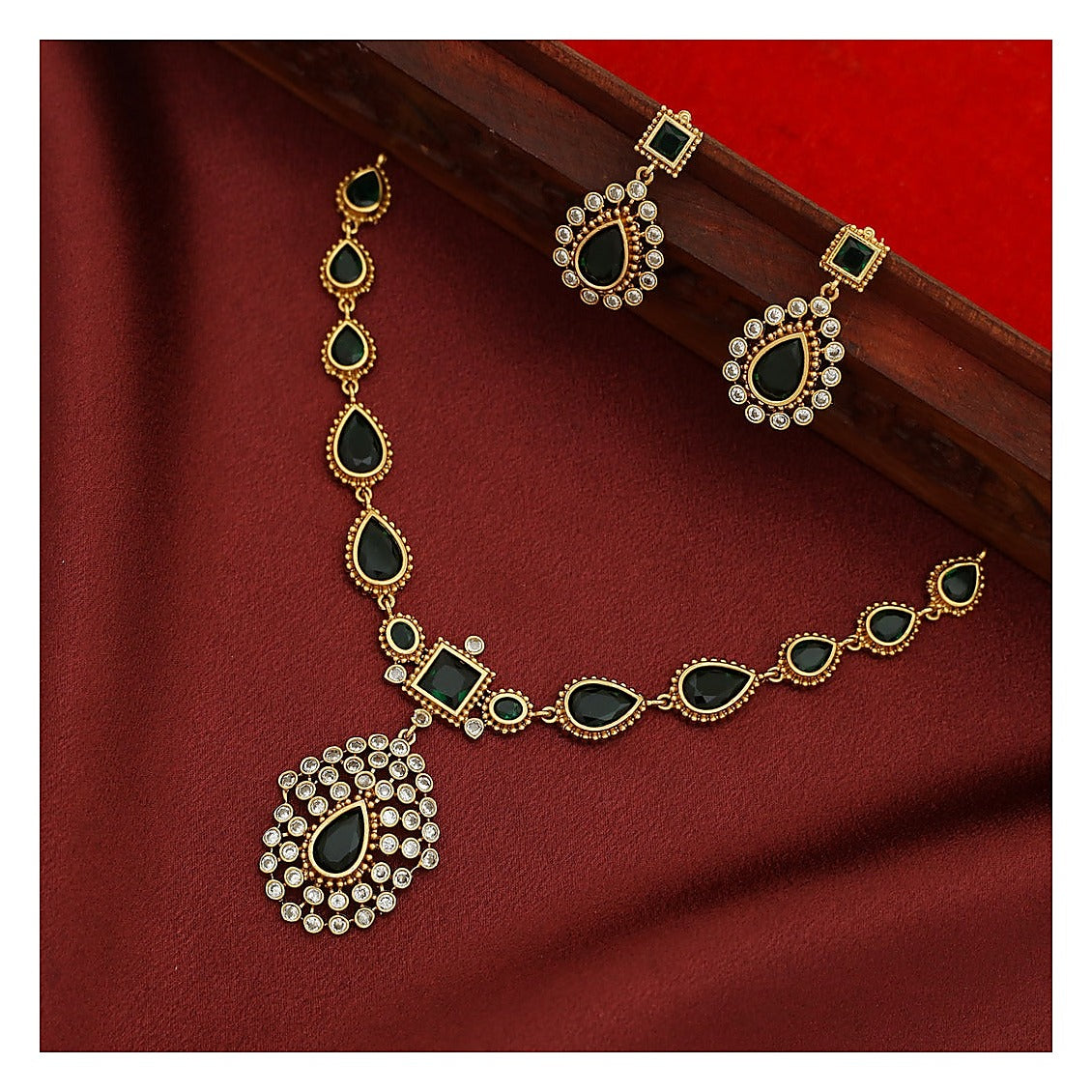 short-necklace-set-antique-gold-tone-with-green-stone-drop-detail-image-4-04.jpg