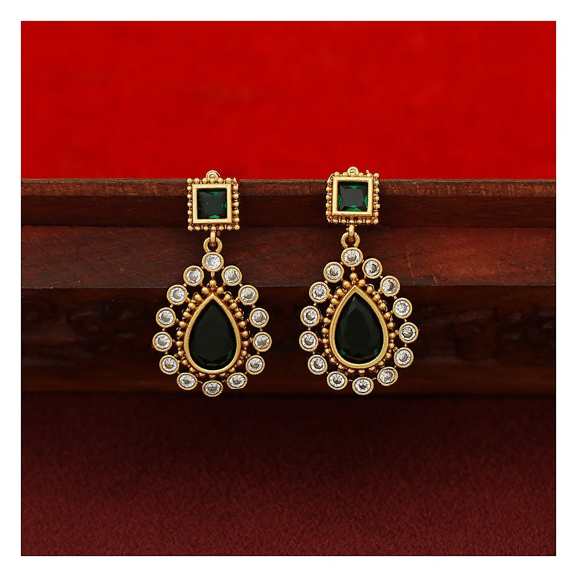 short-necklace-set-antique-gold-tone-with-green-stone-drop-detail-image-5-05.jpg