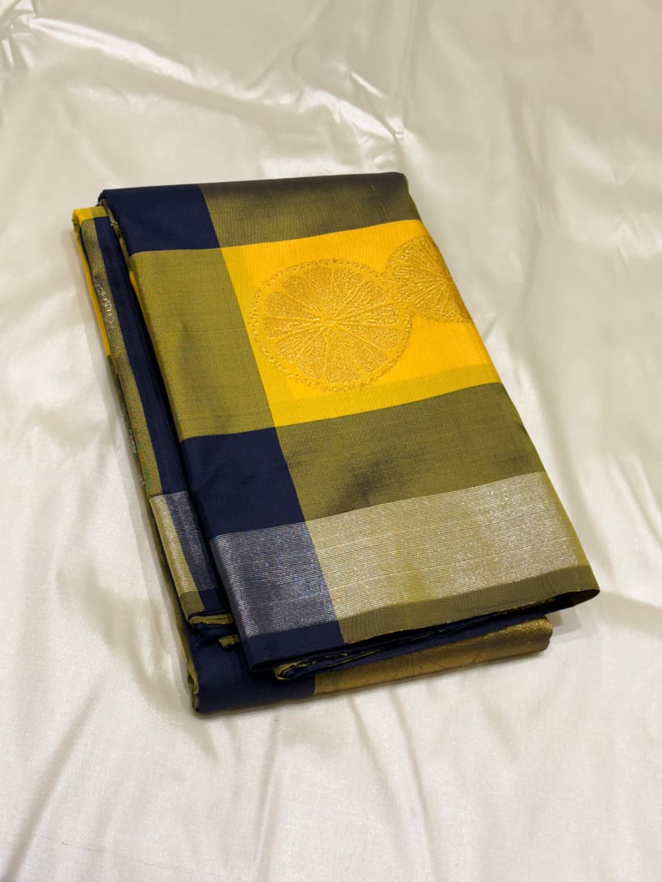 Handwoven Kanchipuram silk saree with navy blue zari border and blouse piece